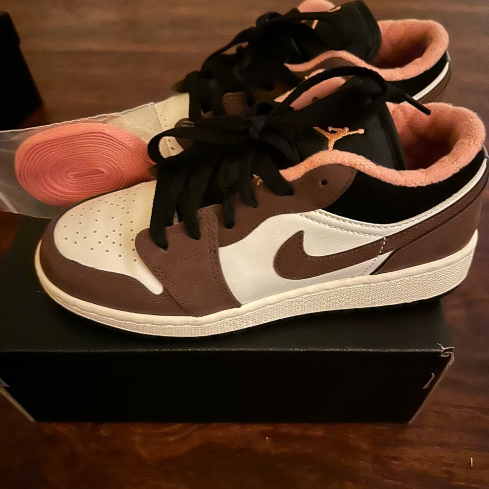 Kids brown/pink/white Jordan 1’s